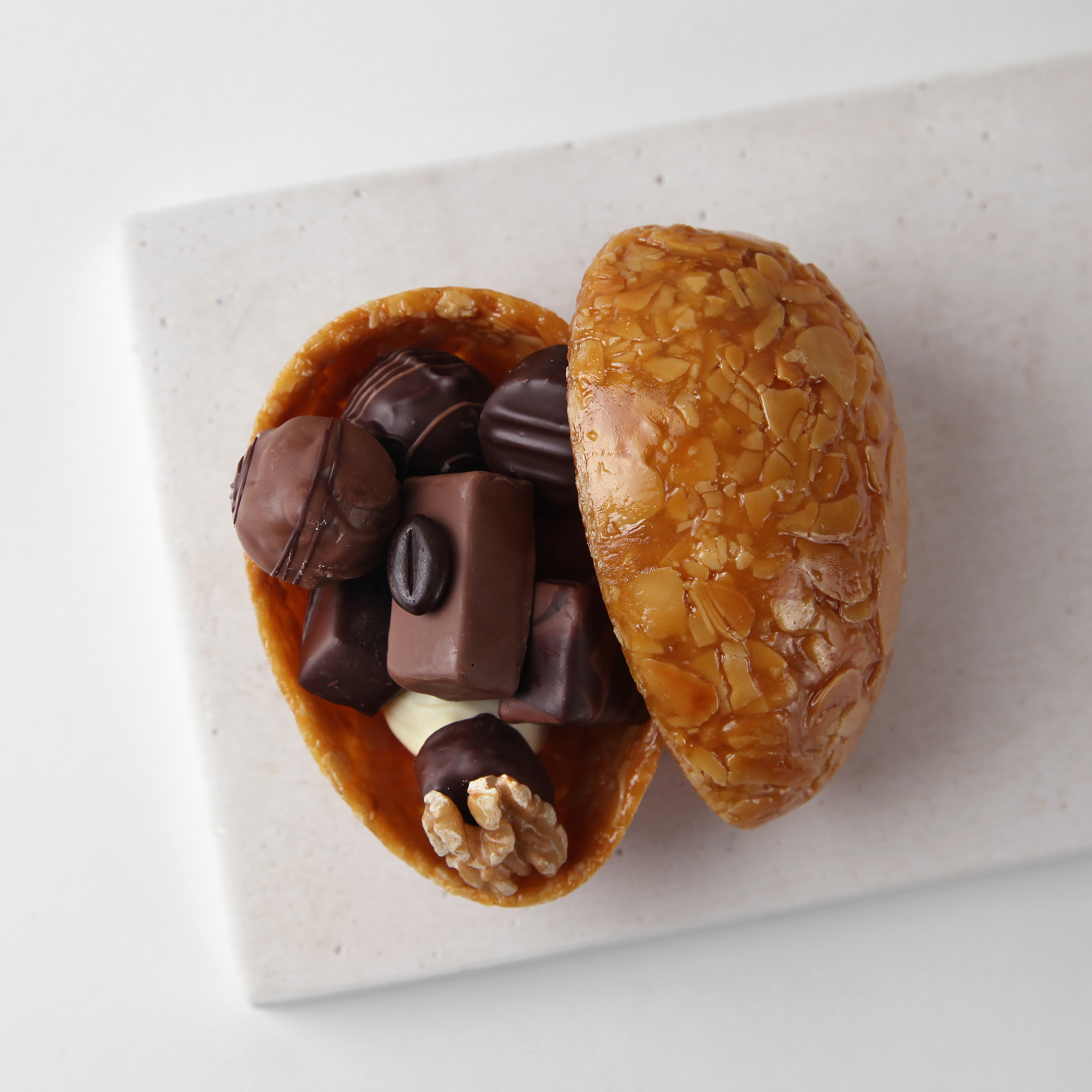 Krokant-Ei mit Pralinen gefüllt 150 g (alkoholfrei)
