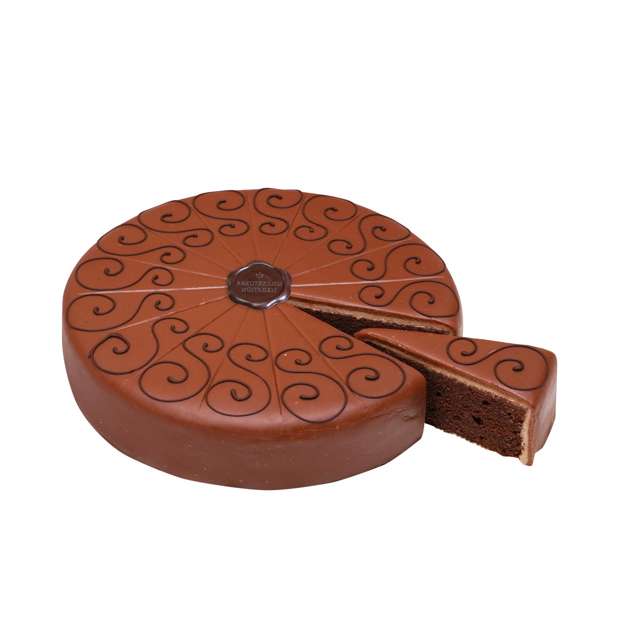 Schokoladenkuchen mit einem Stueck herausgeschnitten, dekoriert mit spiralf
