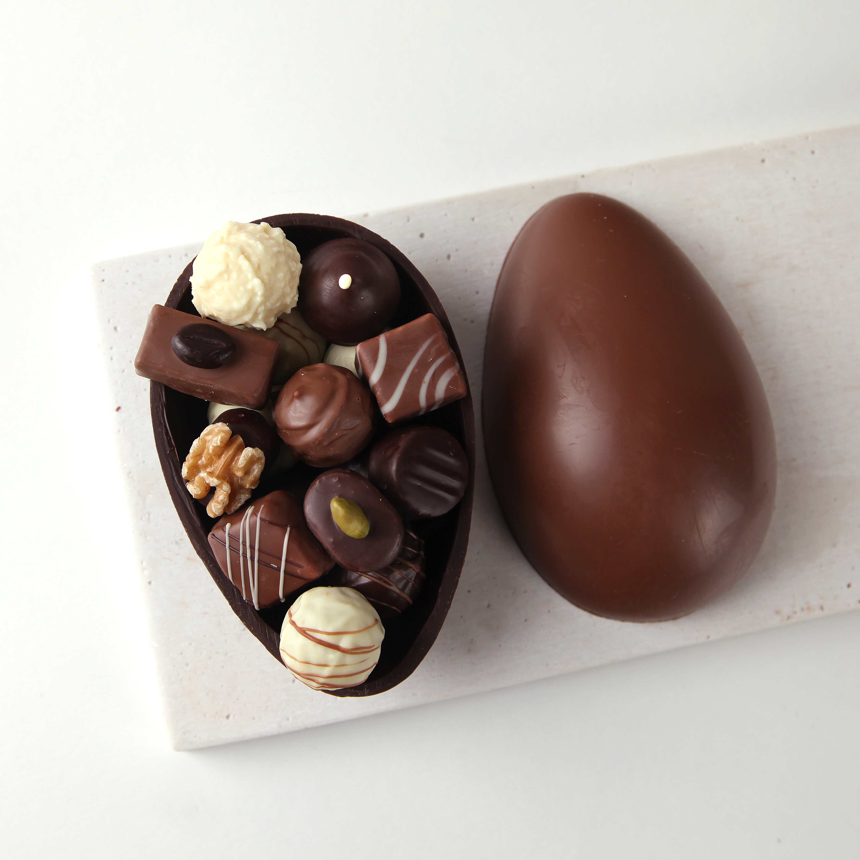 Schokoladen-Ei mit Pralinen gefüllt 220 g (alkoholfrei)