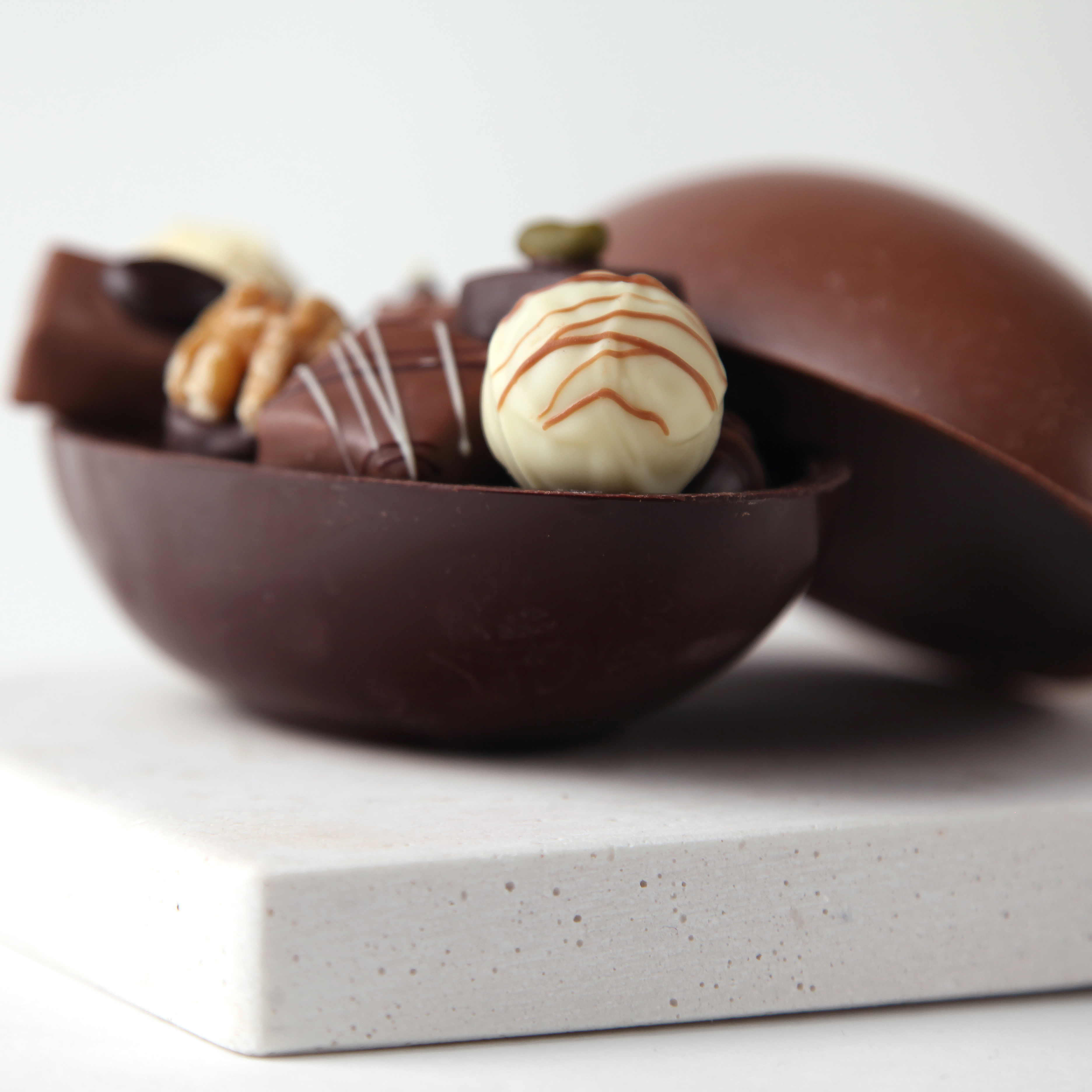 Schokoladen-Ei mit Pralinen gefüllt 220 g (alkoholfrei)