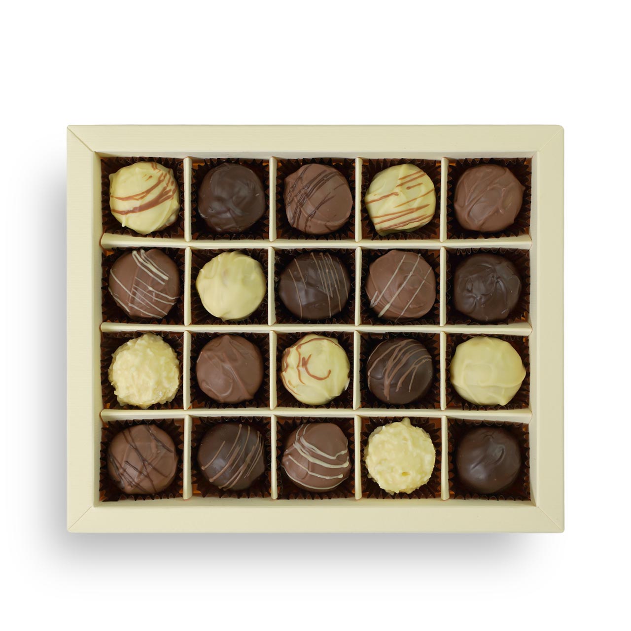 Schokolade: Viele bunte Pralinen liegen in einer beige Kartonschachtel.