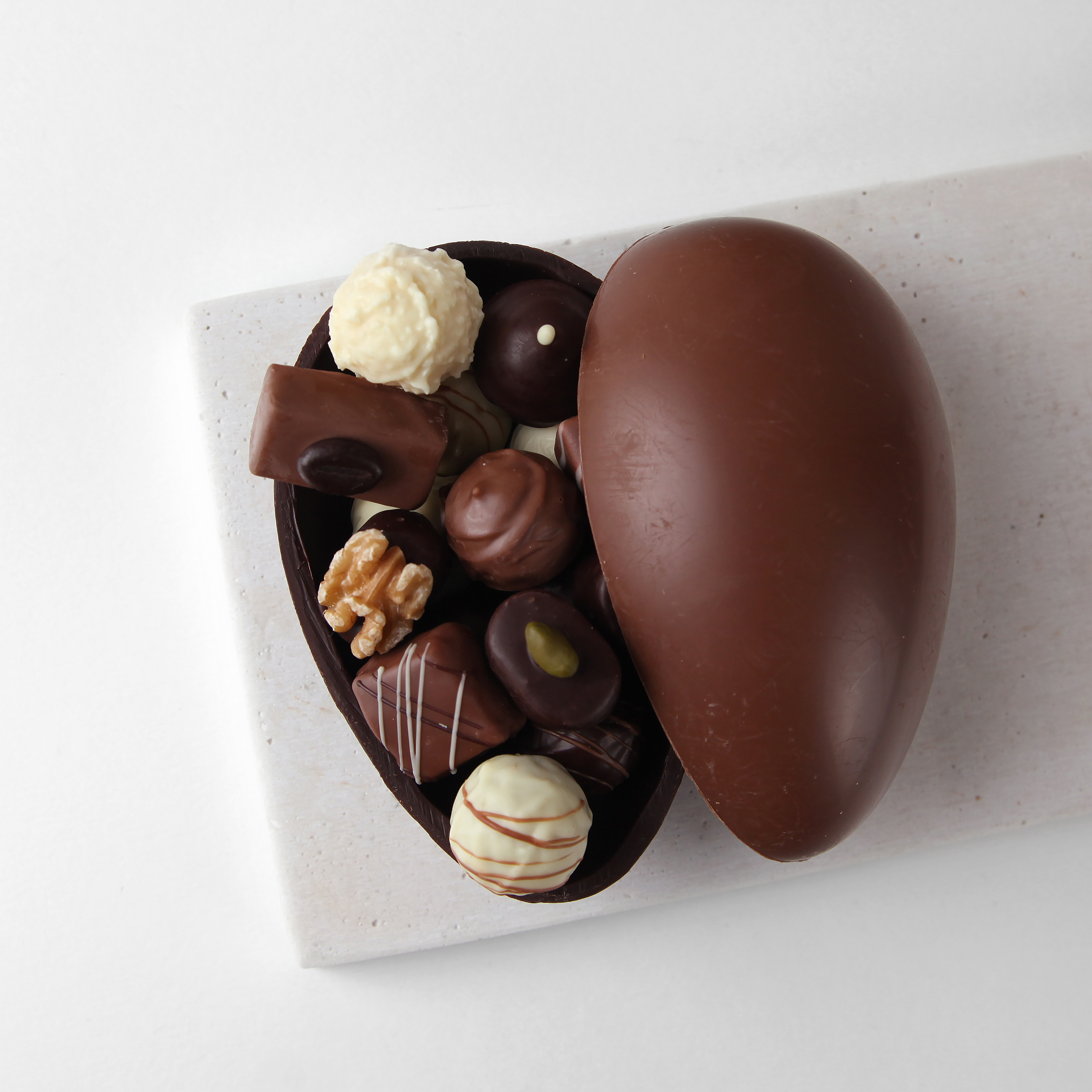 Schokoladen-Ei mit Pralinen gefüllt 220 g (alkoholfrei)