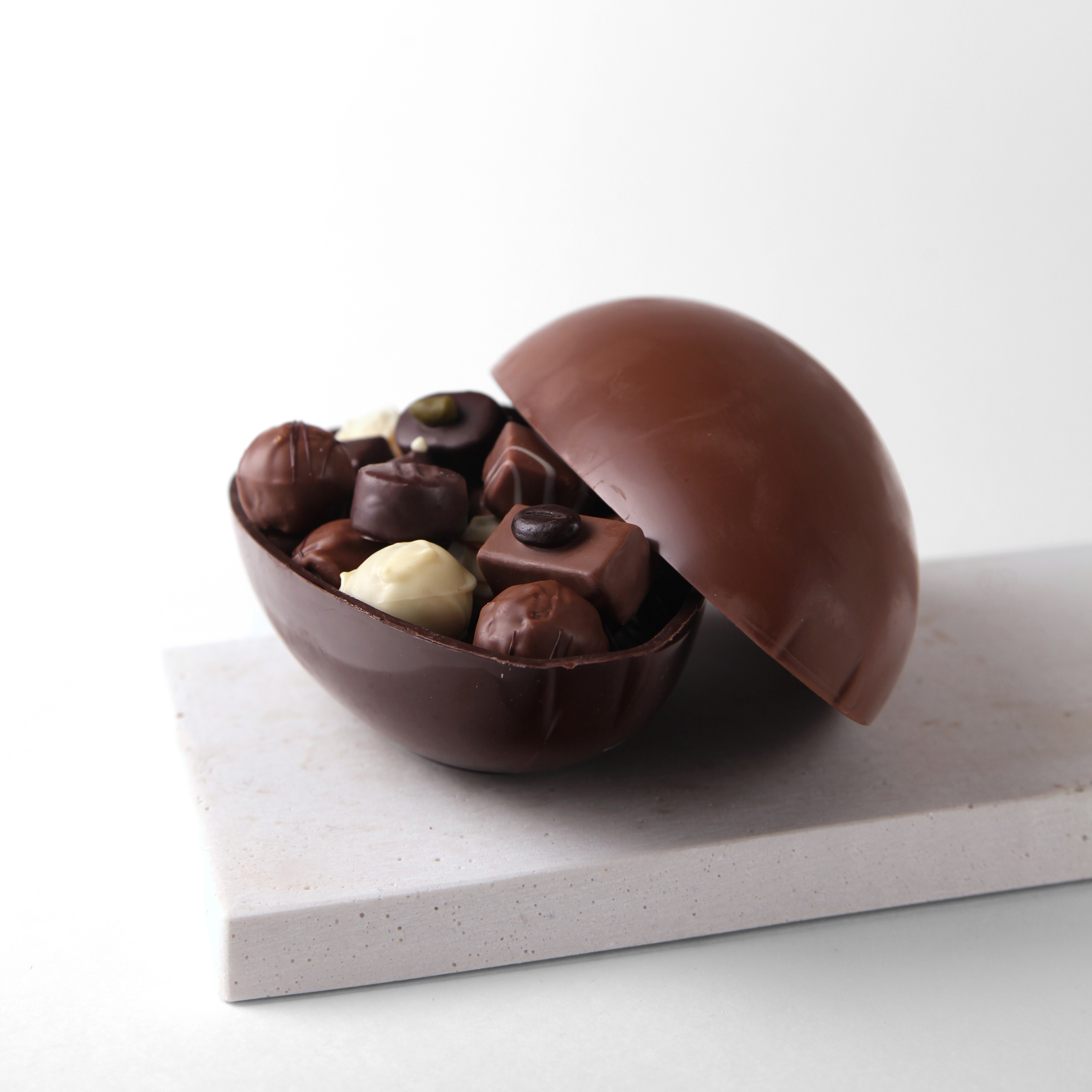 Schokoladen-Ei mit Pralinen gefüllt 500 g
