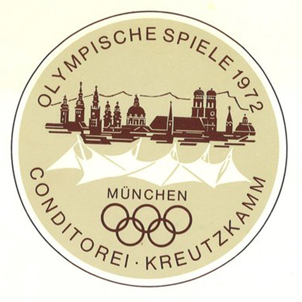 Abzeichen zeigt Skyline von Muenchen, Olympische Ringe, und den Text: 
