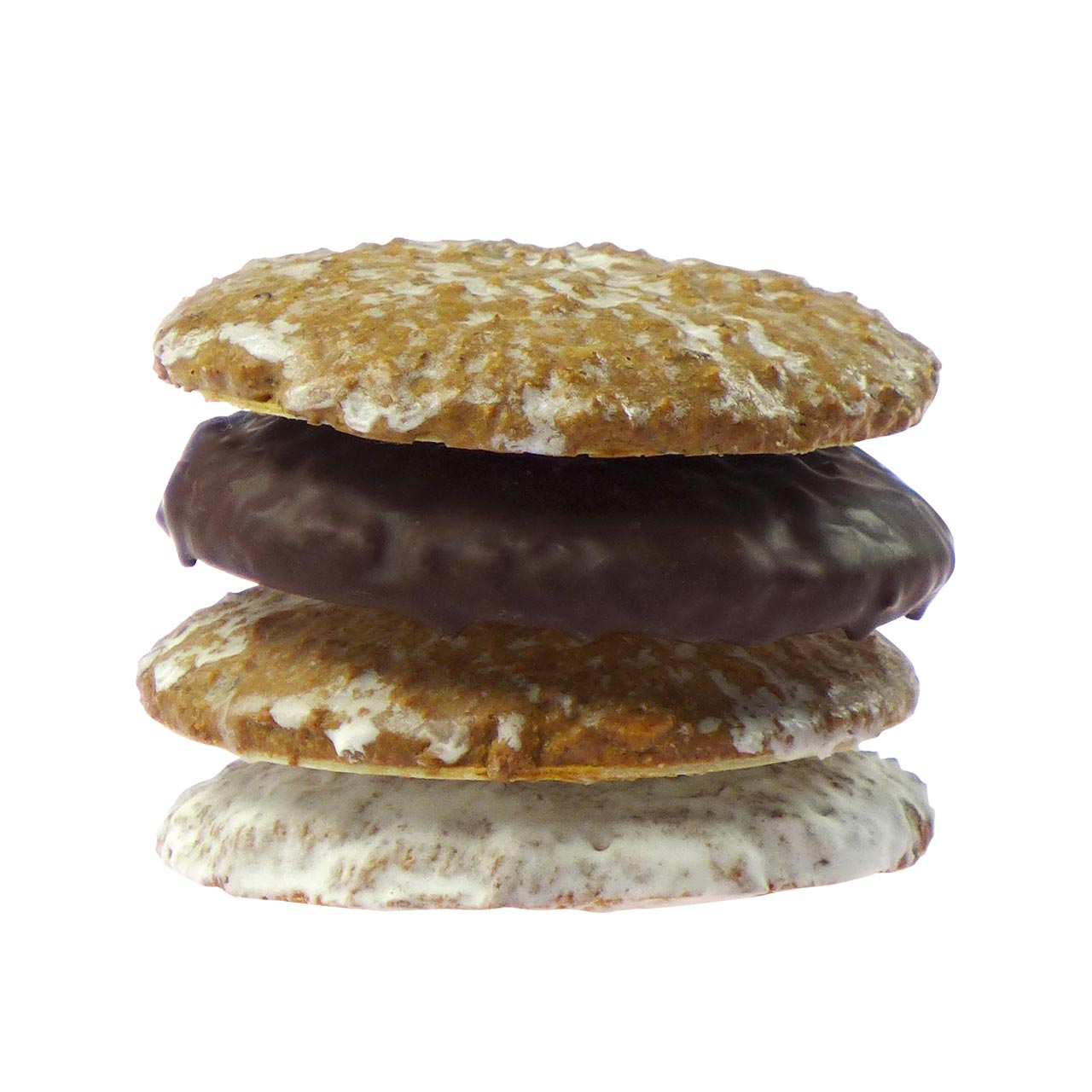 Drei Schokolebkuchen liegen stapelweise aufeinander, isoliert auf wei