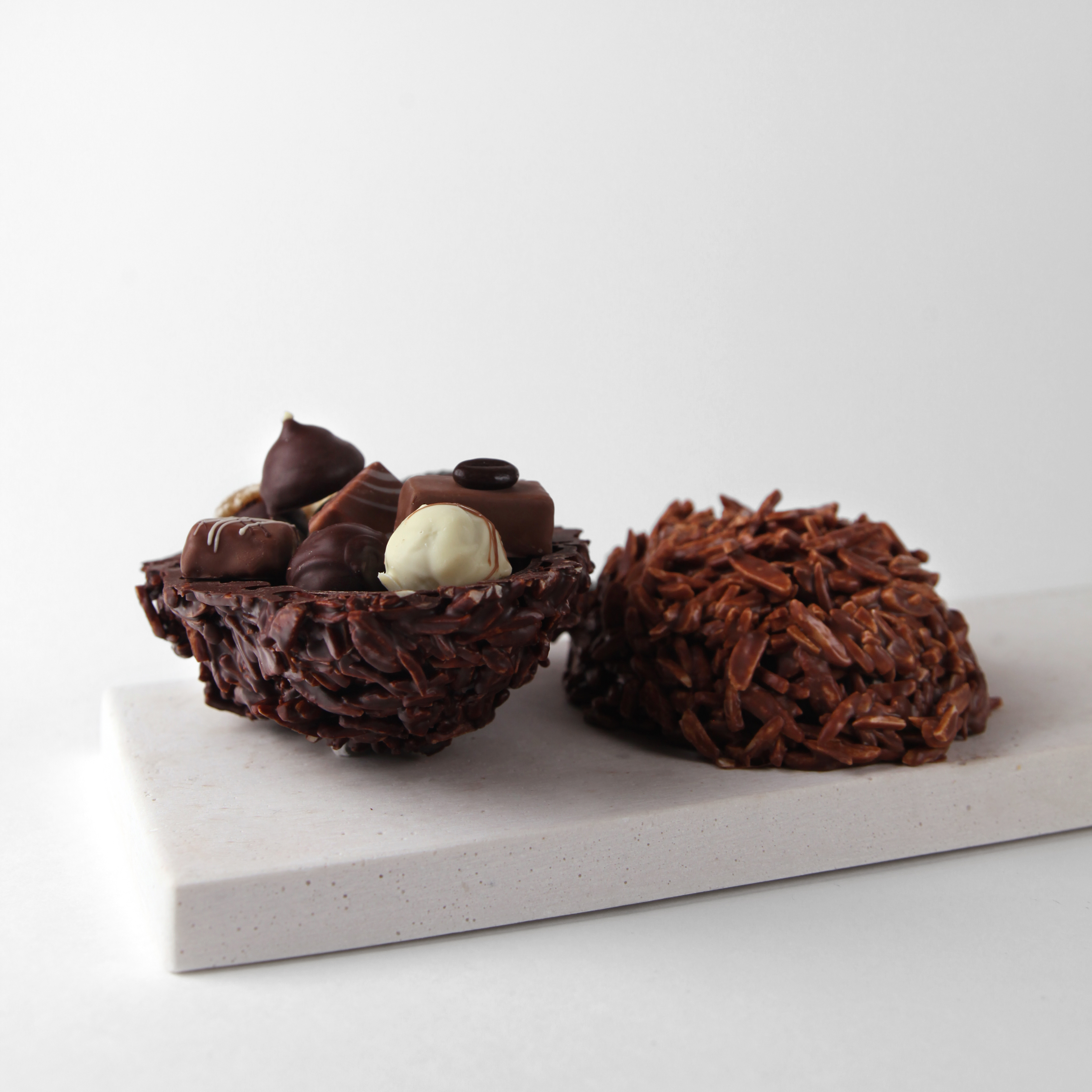 Mandelberg-Eier mit Pralinen gefüllt