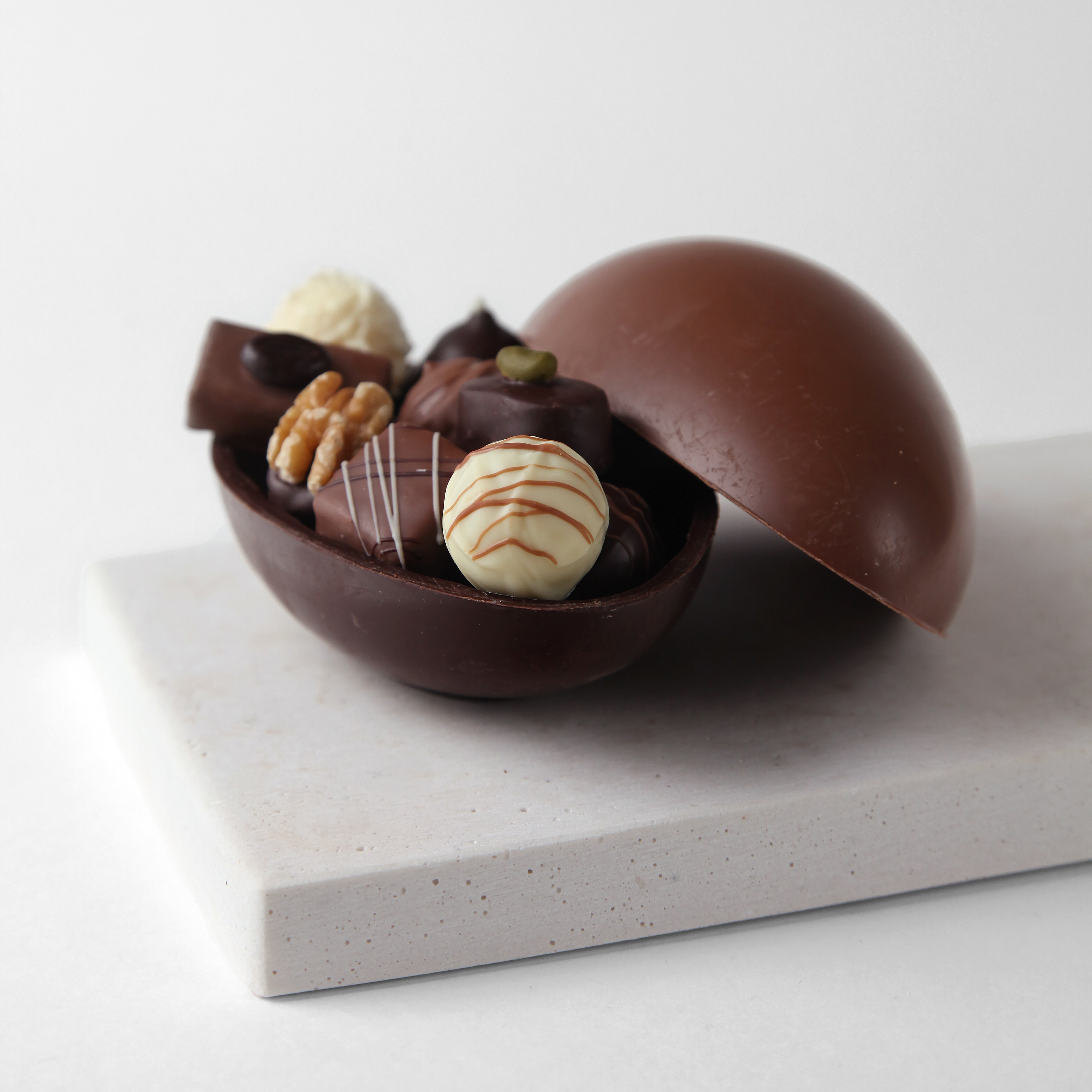 Schokoladen-Ei mit Pralinen gefüllt 220 g (alkoholfrei)