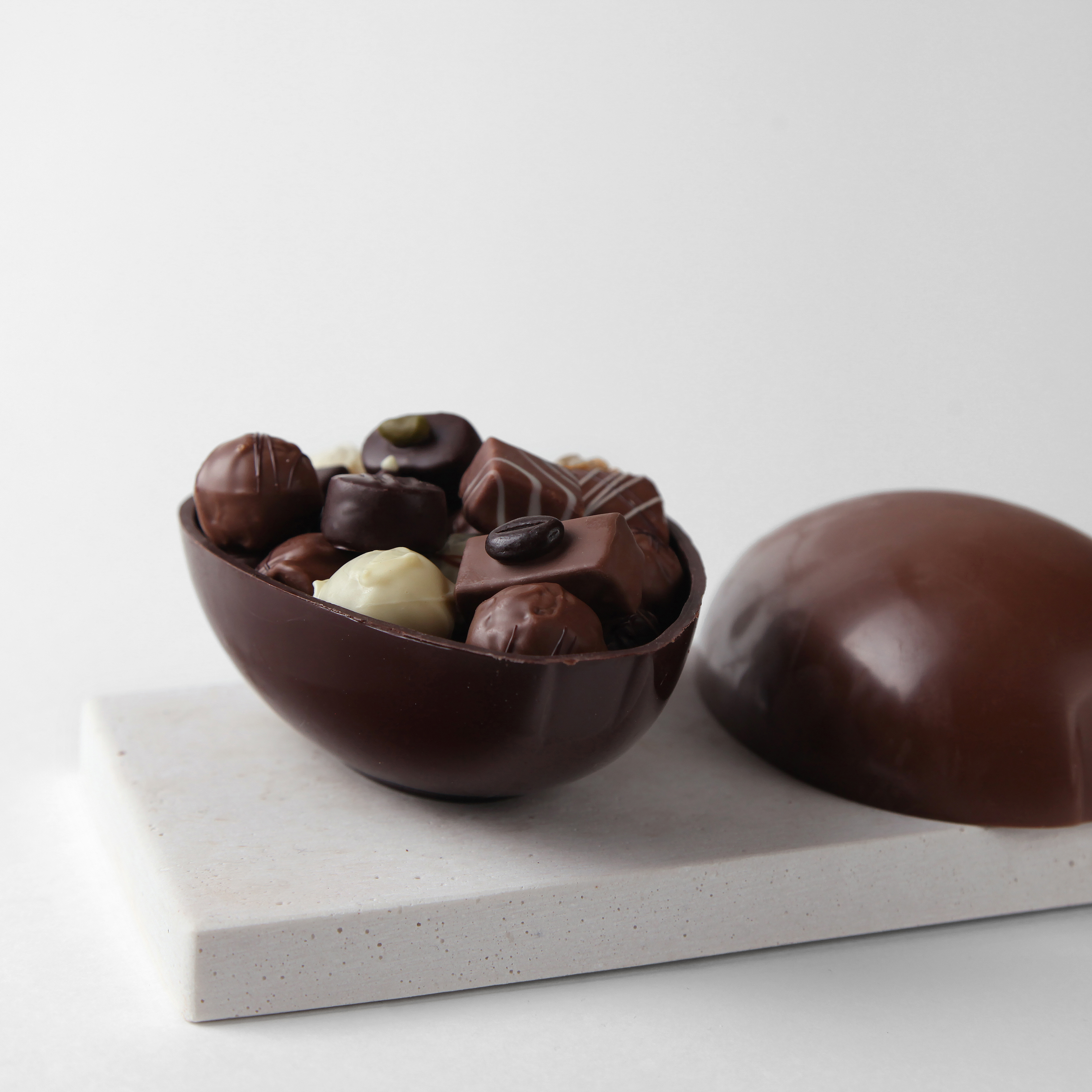 Schokoladen-Ei mit Pralinen gefüllt 500 g