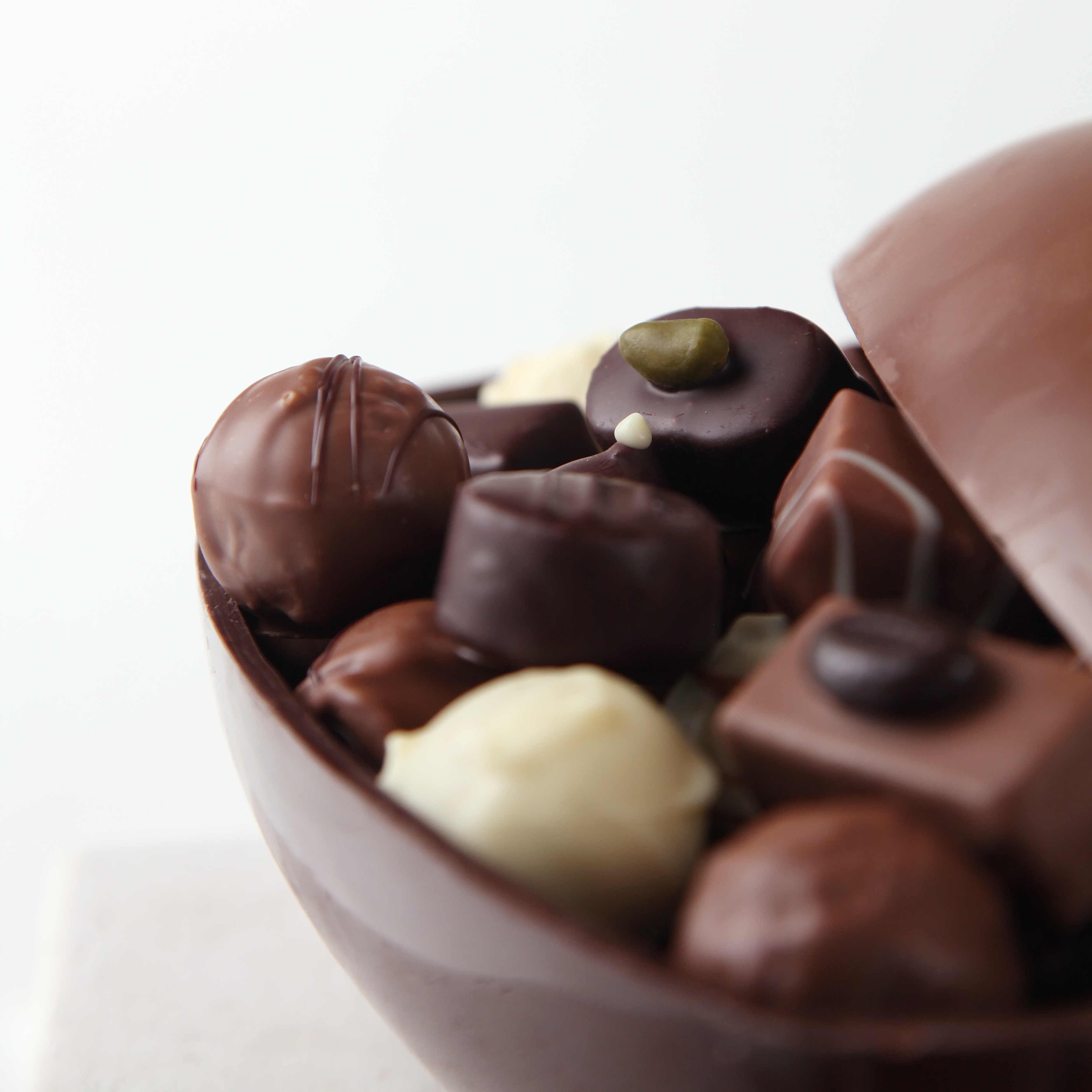 Schokoladen-Ei mit Pralinen gefüllt 500 g