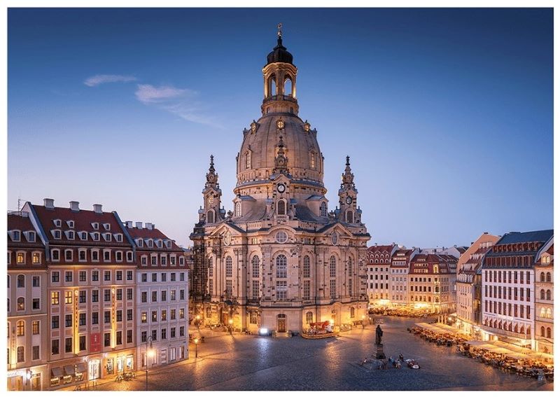 Frauenkirche Dresden im Abendlicht, umgeben von historischen Gebaeuden am Neumarkt Dresden.
