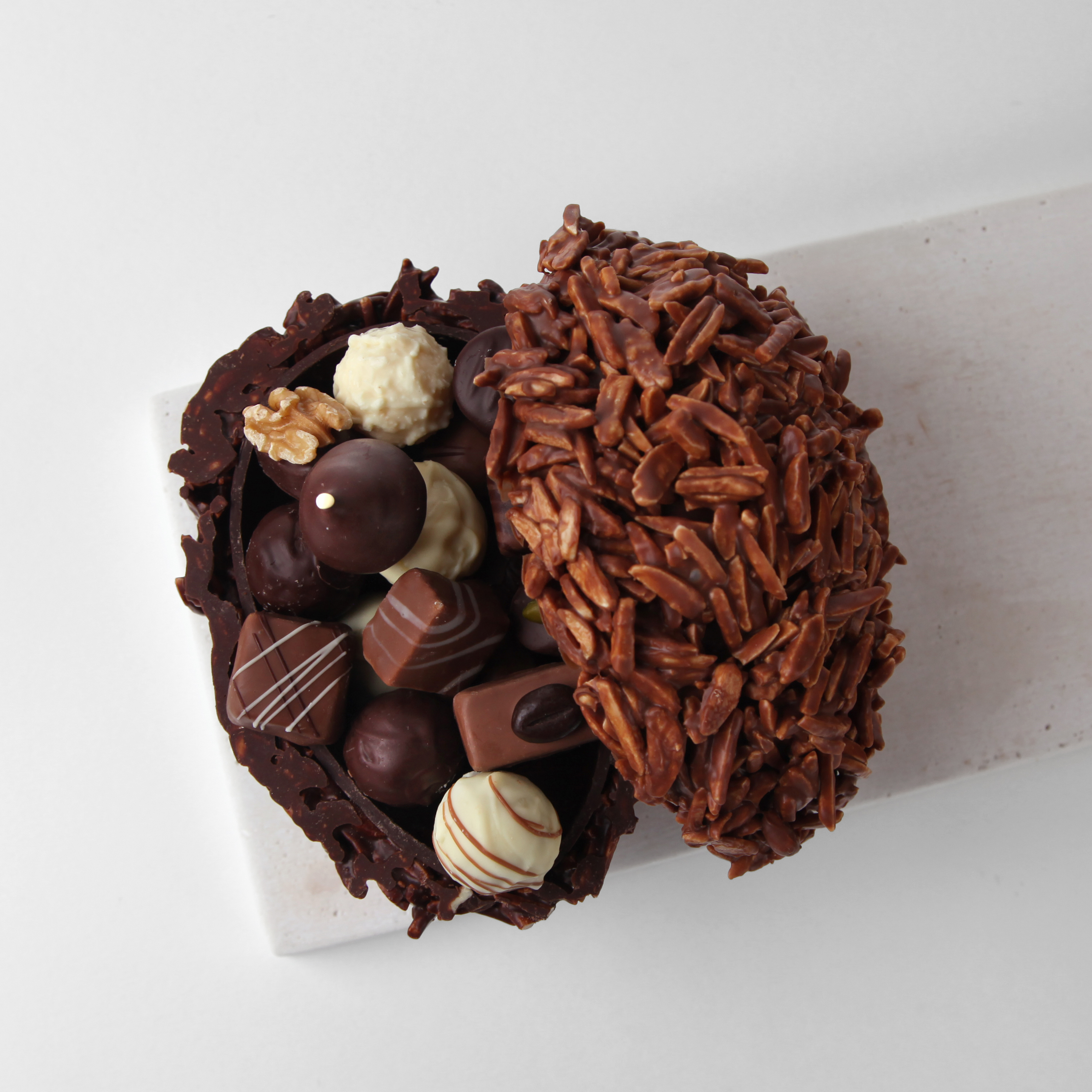 Mandelberg-Eier mit Pralinen gefüllt