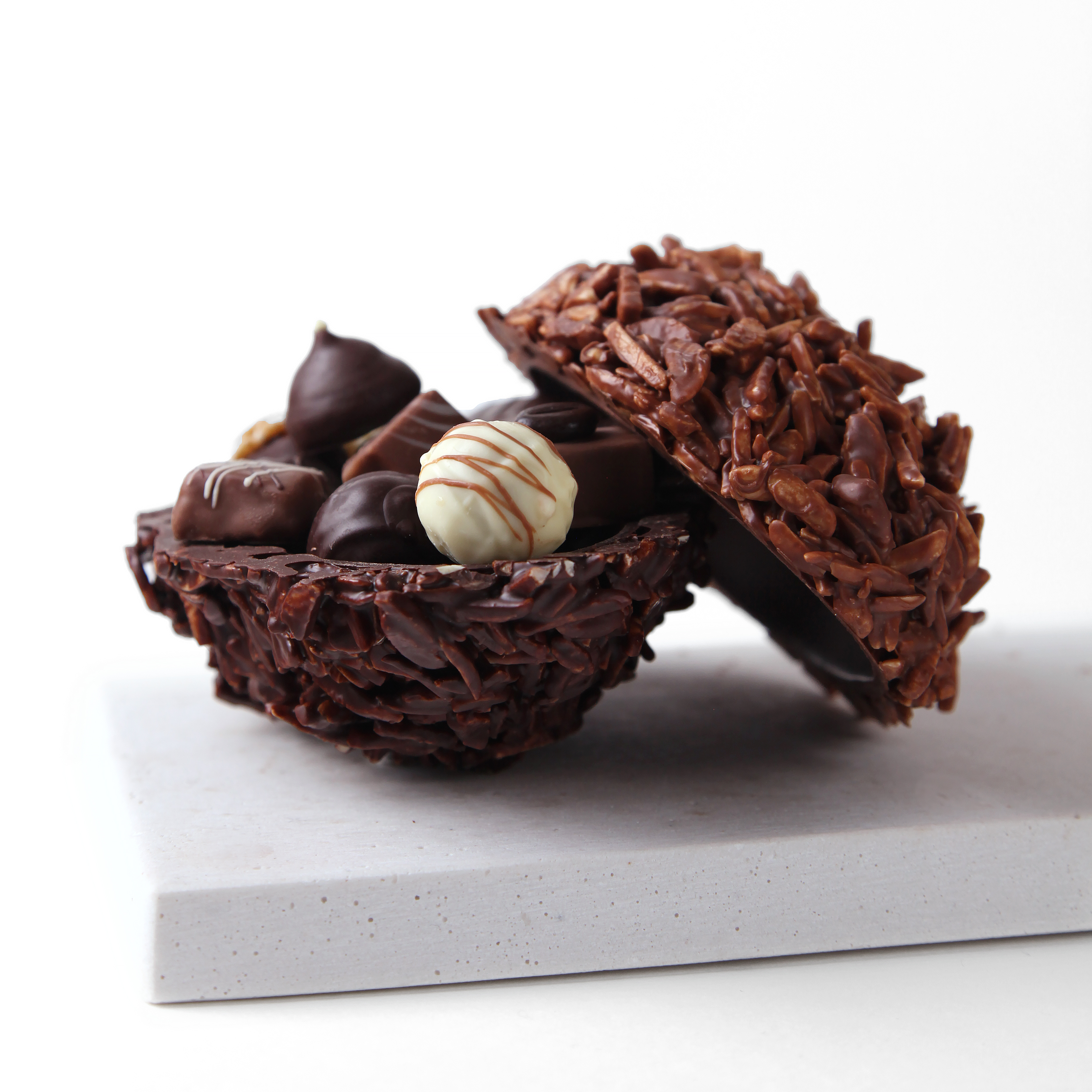 Mandelberg-Eier mit Pralinen gefüllt