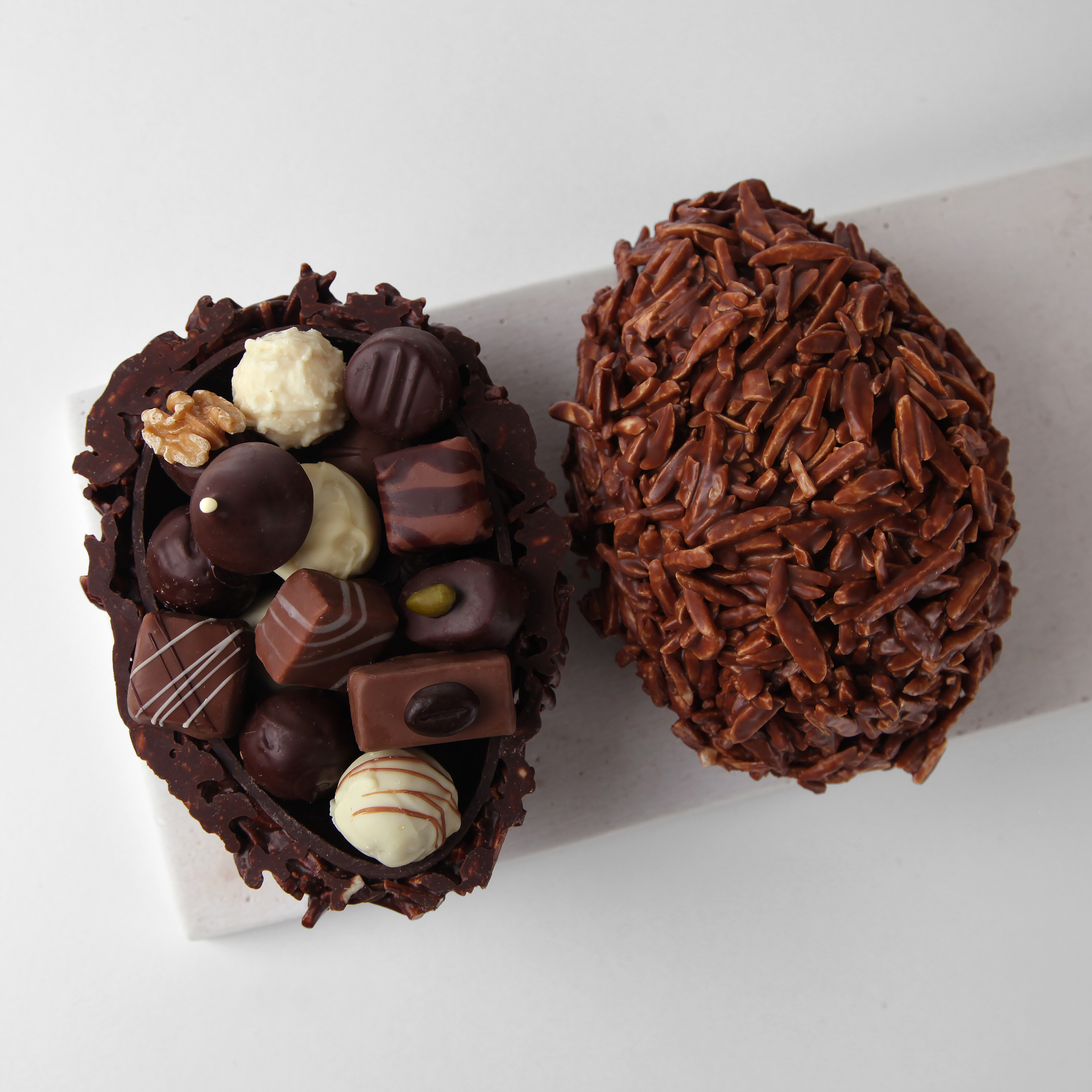 Mandelberg-Eier mit Pralinen gefüllt